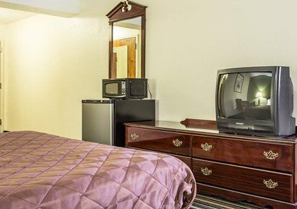 Rodeway Inn Claremont Room photo