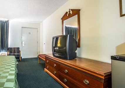 Rodeway Inn Claremont Room photo