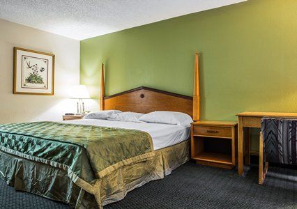 Rodeway Inn Claremont Room photo
