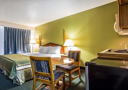 Rodeway Inn Claremont Room photo