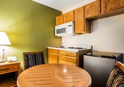 Rodeway Inn Claremont Room photo