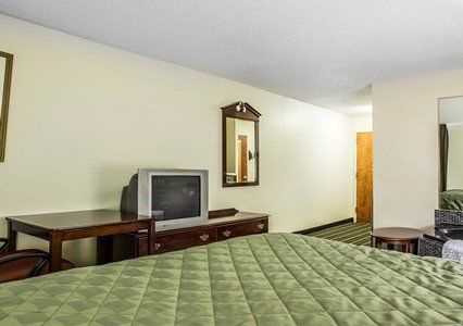 Rodeway Inn Claremont Room photo