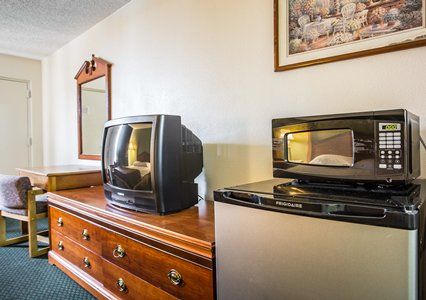 Rodeway Inn Claremont Room photo