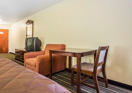 Rodeway Inn Claremont Room photo
