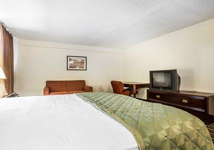 Rodeway Inn Claremont Room photo